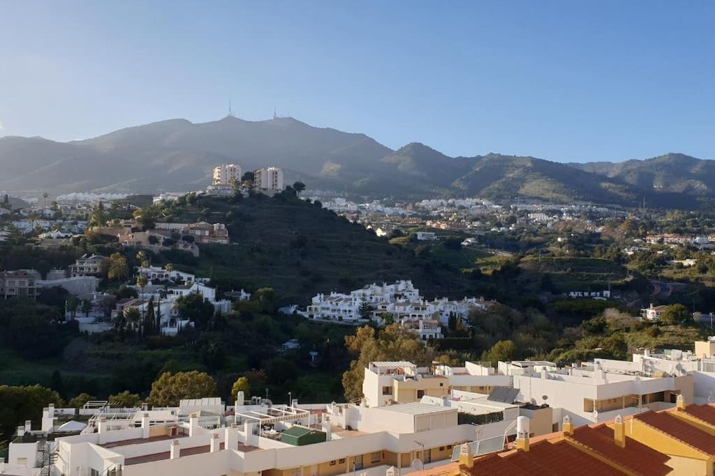 Appartamento Luxury Penthouse With Sea&Mountain Views & Hot Tub - Tranquility & Rest Benalmádena Esterno foto