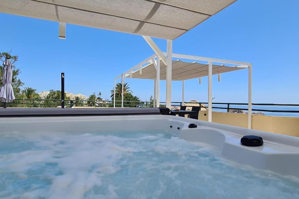 Appartamento Luxury Penthouse With Sea&Mountain Views & Hot Tub - Tranquility & Rest Benalmádena Esterno foto
