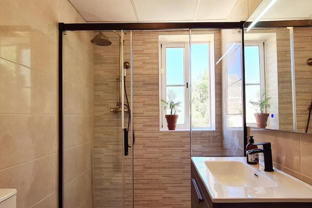 Appartamento Luxury Penthouse With Sea&Mountain Views & Hot Tub - Tranquility & Rest Benalmádena Esterno foto