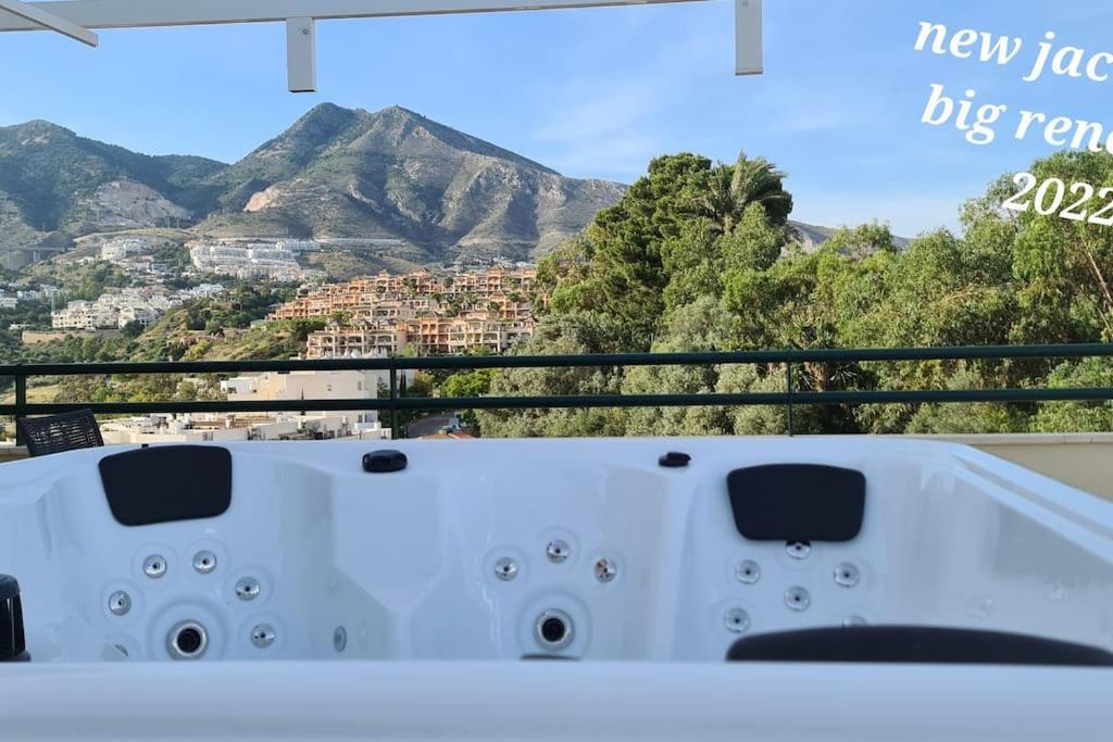 Appartamento Luxury Penthouse With Sea&Mountain Views & Hot Tub - Tranquility & Rest Benalmádena Esterno foto