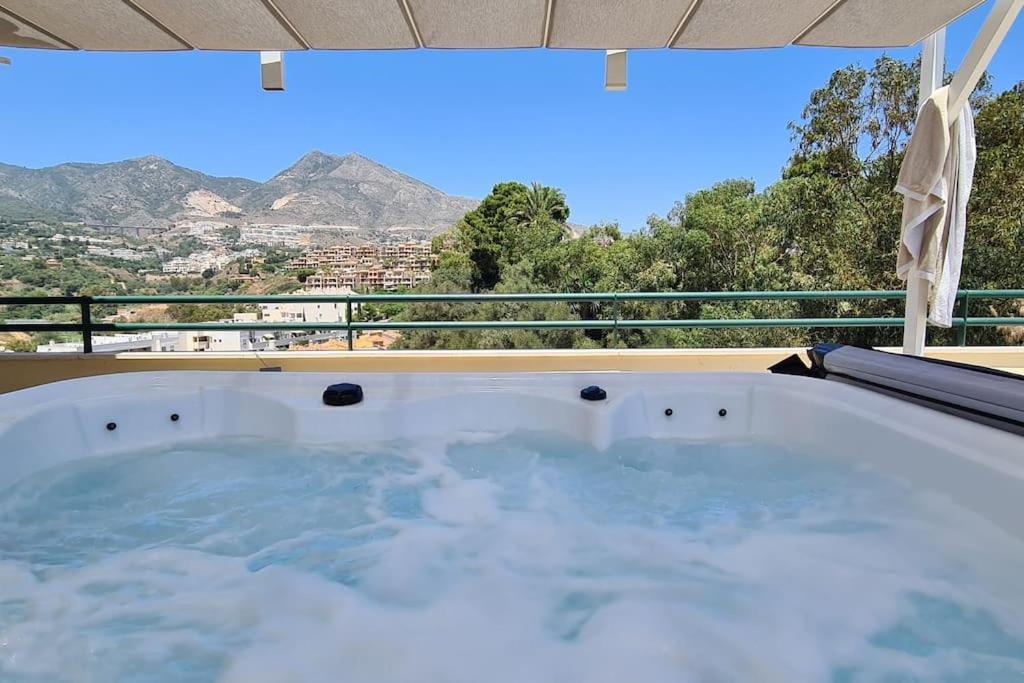 Appartamento Luxury Penthouse With Sea&Mountain Views & Hot Tub - Tranquility & Rest Benalmádena Esterno foto